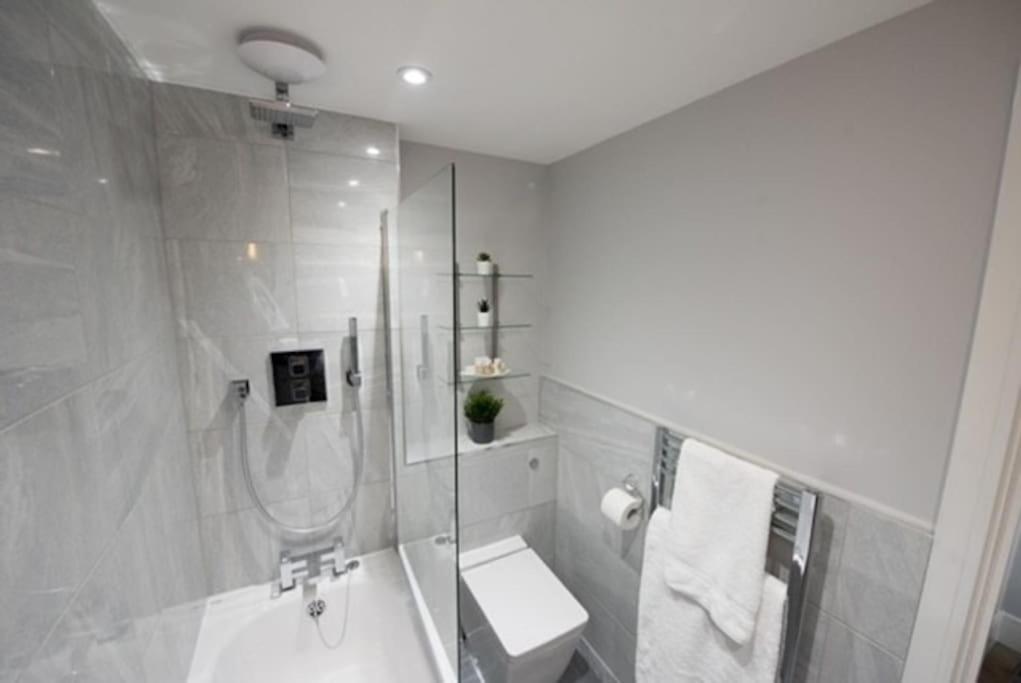 Beautiful, Spacious 1 Bed Flat Брентуд Екстериор снимка